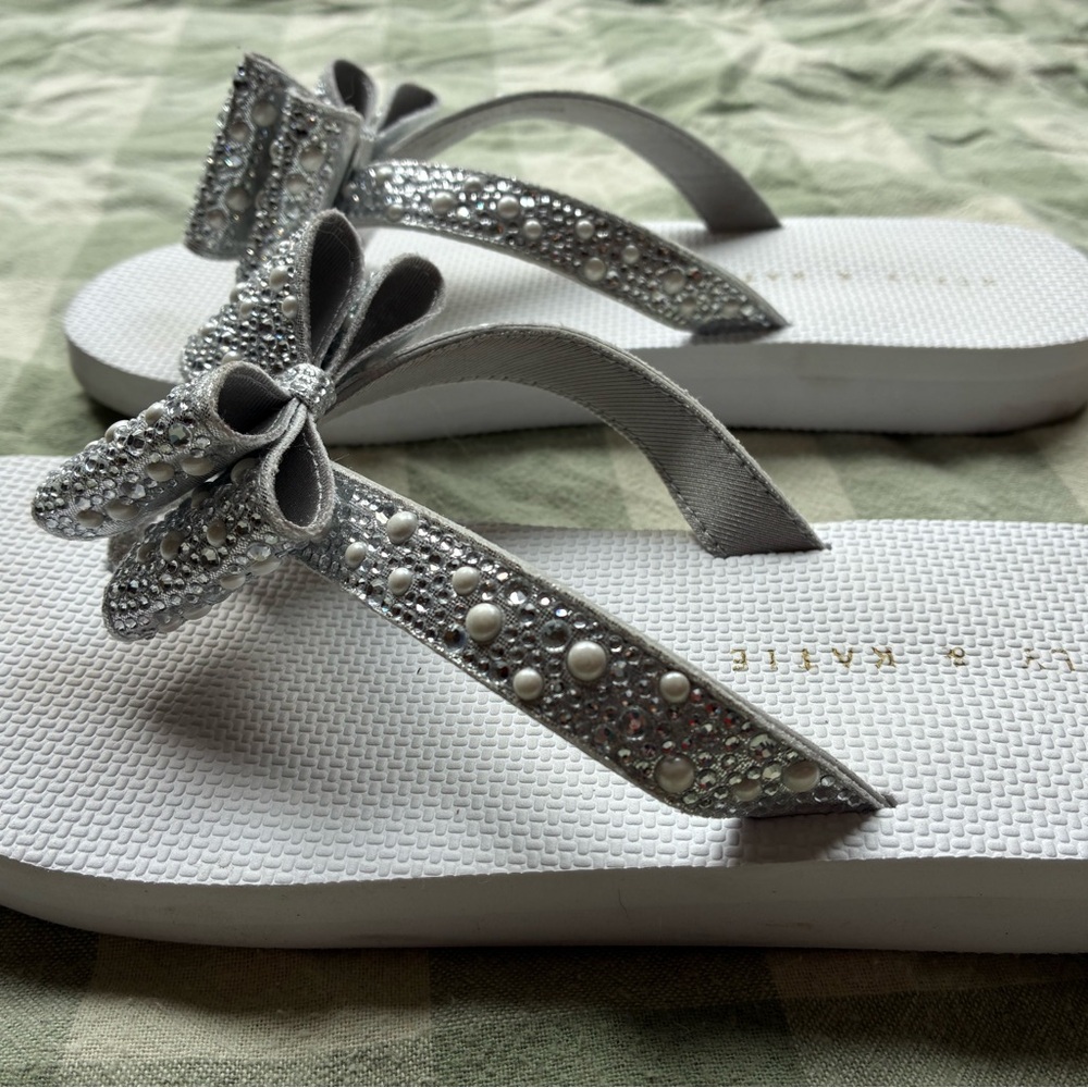 Kelly & Katie Rhinestone & Pearl Embellished Bow Flip Flop Sandals EUC 7M Bridal - Picture 4 of 7